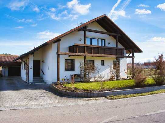 Geräumiges Ein- bzw. Zweifamilienhaus mit schönem Garten und Garage