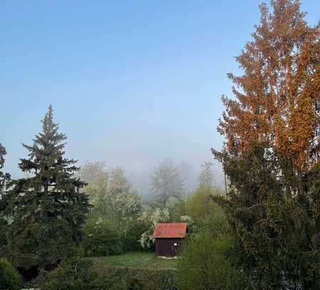 Junges Wohnen im Dachgeschoss mit Ausblick ins Grüne