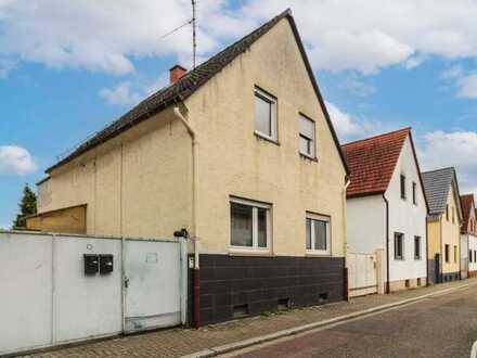 Solide Gelegenheit: Bewohntes Zweifamilienhaus mit Garten in zentrumsnaher Lage