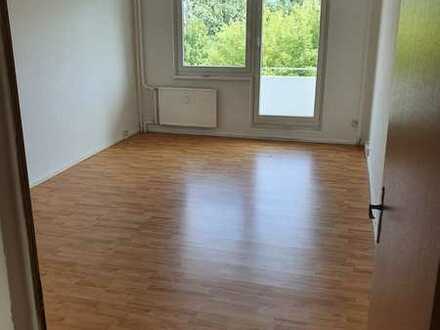 Schöne und günstige 7 Zimmer Wohnung mit Balkon!!!