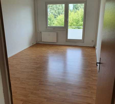 Schöne und günstige 7 Zimmer Wohnung mit Balkon!!!