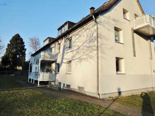 Freie :3 Zimmer.-Dachgeschoss-Wohnung mit Balkon und 81 m² Gartengrundstück !