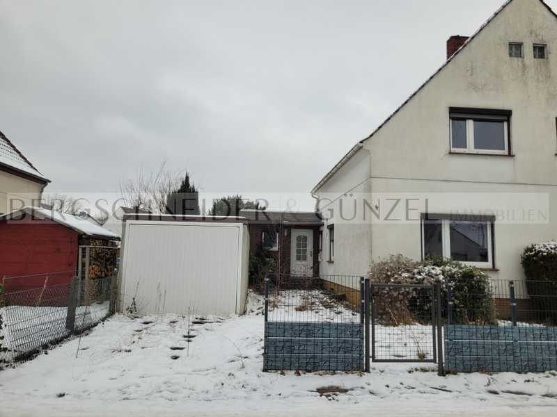 Doppelhaushälfte mit Anbau, Garage und Garten in Bremen!