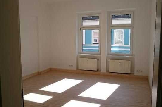 Großzügige 2-Zimmer mit Laminat, sep. WC und Dusche im Zentrum