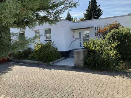 Flachdach Atriumbungalow mit fünf Zimmern und EBK in Neu Isenburg