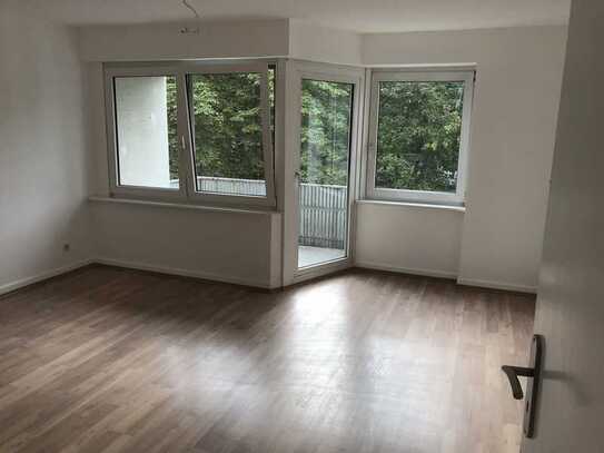 Moderne, frisch renovierte 2-Zimmer-Wohnung in zentraler Lage mit Parkblick