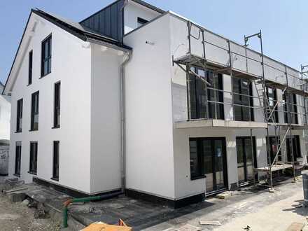 Erstbezug: Moderne Erdgeschosswohnung mit 3 Zimmern sowie Terrasse, Garten und EBK