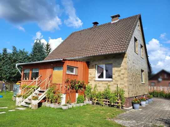 Wohnhaus mit Keller und Garage auf großem Grundstück