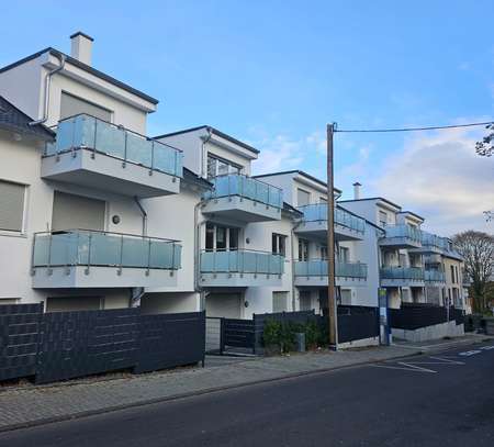 Helle und großzügige 3 Zi. Whg. Neubau mit Terrasse und Balkon