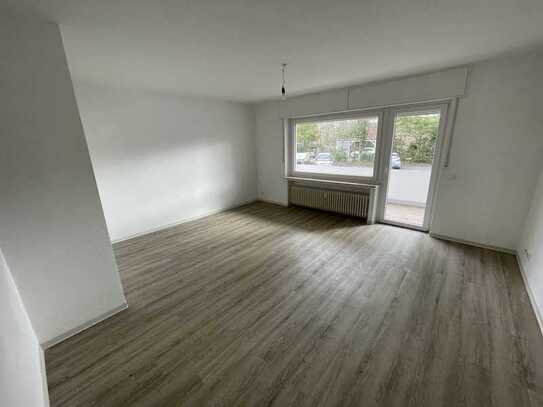 Großzügig geschnittene, renovierte 2-Zimmer Wohnung mit sonnigem Balkon