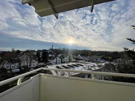 Derzeit in der Renovierung 3Zimmerwohnung, großer Balkon in sehr guter zentraler Lage. EBK und Pool.