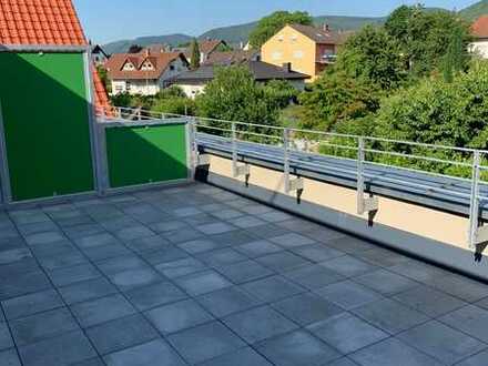 Erstbezug: Modern geschnittene 5-ZKB-Wohnung mit Dachterrasse und Blick auf das Hambacher Schloss