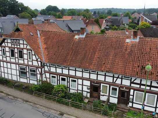 Sanierungsbedürftiges Fachwerkensemble, teilweise unter Denkmalschutz mit vier Wohneinheiten.