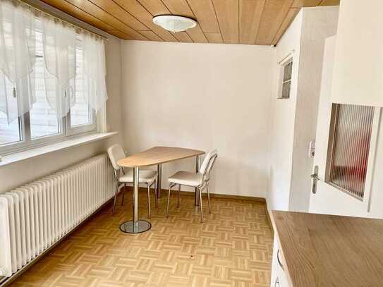 Hübsche und gemütliche 2 ZKB Wohnung mit Balkon im 1.OG