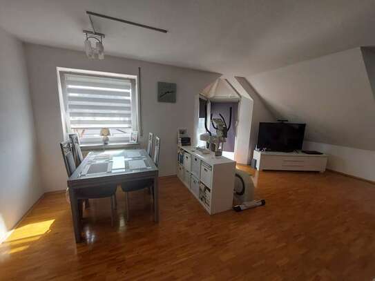 2,5-Zimmer-DG-Wohnung mit Balkon und EBK