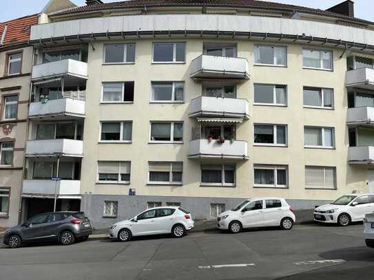 Sonnige, völlig renovierte 2,5-Zimmer-Wohnung mit Balkon, geh. Innenausstattung und Aufzug