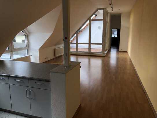 Lichtdurchflutete 2-Zimmerwohnung im DG mit Balkon und Gäste-WC