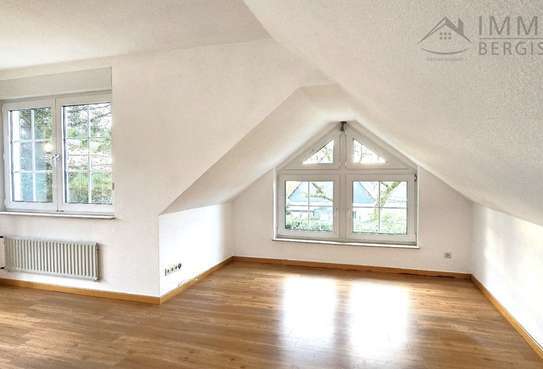 SCHÖNE DACHGESCHOSSWOHNUNG MIT LOGGIA IM RUHIGEN 3-FAM.-HAUS