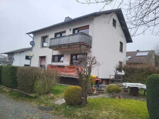 Obergeschoßwohnung in einem Zweifamilienhaus mit Balkon und großer Garten zur Alleinnutzung