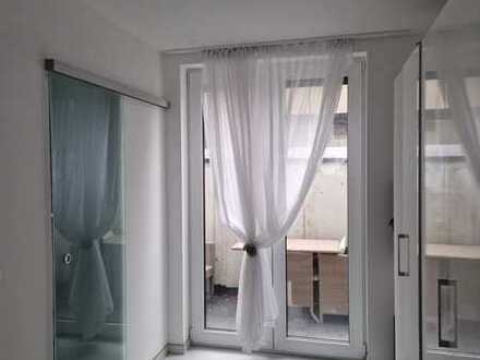 Neuwertige 1-Zimmer-Wohnung mit Balkon und Einbauküche in Karlsbad