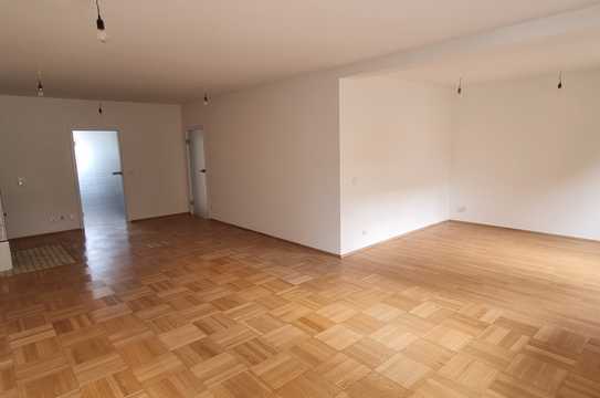 Attraktive und modernisierte 4-Raum-Wohnung mit geh. Innenausstattung mit Balkon, EBK und Parkplatz