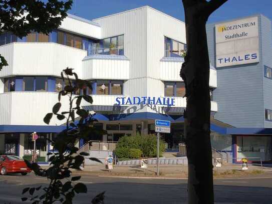 Gewerbeimmobilie in Bestlage - Stadthalle (Jadezentrum) und Parkhaus