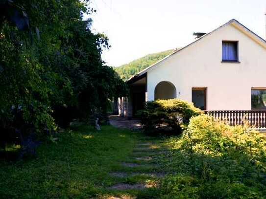 Idyllisches Anwesen in Biedenkopf-Wallau: Vielseitige Nutzungsmöglichkeiten auf 1934 Quadratmetern