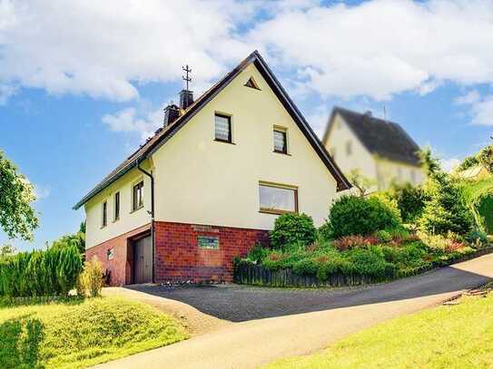 Gepflegtes Ein- bzw. Zweifamilienwohnhaus im Landhausstil mit großzügigem Gartengrundstück