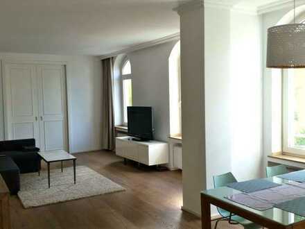 Schöne helle 2-Zimmer-Altbauwohnung mit 2 Balkonen in Lörick
