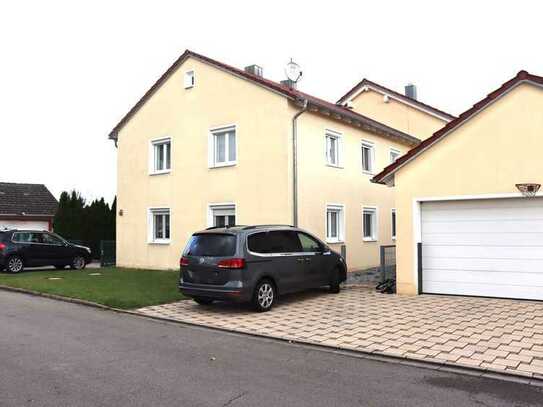 Mehrfamilienhaus mit 3 Wohneinheiten und großem Garten mit Garage und Außenstellplätzen