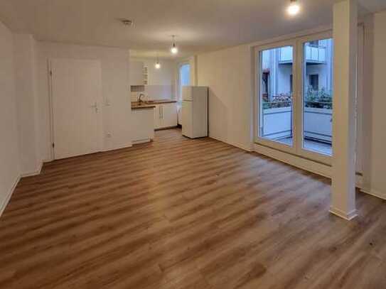 *Ruhige 2-Raumwohnung im Hinterhof *+ Tageslichtbad mit Wanne + Balkon + Einbauküche!