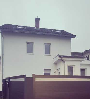 Haus statt Wohnung/ kleines neu ausgebautes Häuschen in Frankfurt/Schwanheim