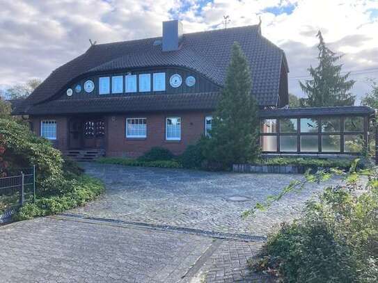 Geräumiges Einfamilienhaus auf großem Grundstück mit Garagenhäuschen und Sauna