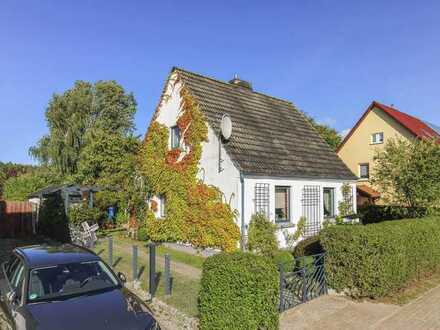 Idylle auf Rügen - Wohlfühlambiente trifft sonniges Gartengrundstück mit Obstbäumen