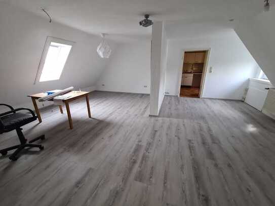 Attraktive 3,5-Zimmer-Dachgeschosswohnung mit Balkon und EBK in Selbitz