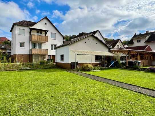 Wohnhaus mit großem Garten u. Doppelgarage in ruhiger Wohnlage