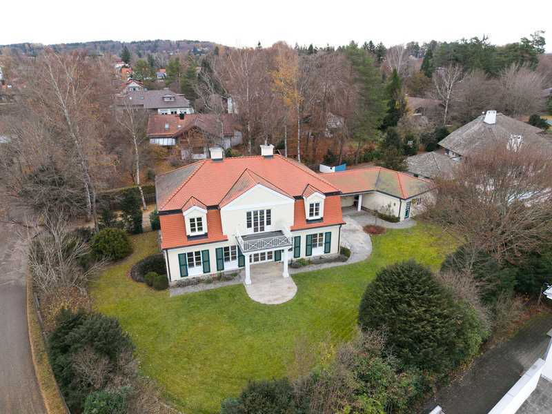                                                               Sonnige Villa am Starnberger See - Exklusive Lage - gro&szlig;z&uuml;giges Wohnen                                                       in Feldafing (Starnberg)