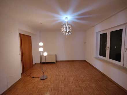 WG in Dieburg sucht 2 neue Mitbewohner, Doppelhaushälfte, großer Garten, Wohnzimmer, 2xbad