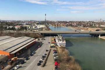 Büroetage mit Aussicht auf den Main-Donau-Kanal