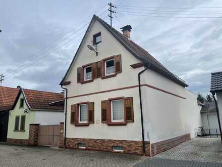 Stilvolles und großes Haus mit vier Zimmern in Kleinniedesheim mit Ausgang zum Feld