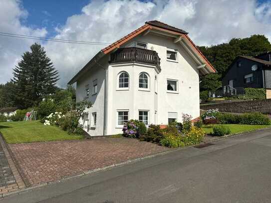 2-Familienhaus mit Garage, ausreichend Stellplätzen in einem schönen Wohngebiet