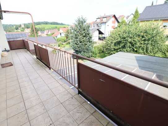 Leerstehende 4-Zimmer-1.OG Wohnung mit 85 m² Wohnfläche **Balkon und Garage**