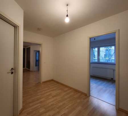 Teilmöblierte 3-Zimmer-Wohnung mit Balkon und Einbauküche in Stuttgart-Nord