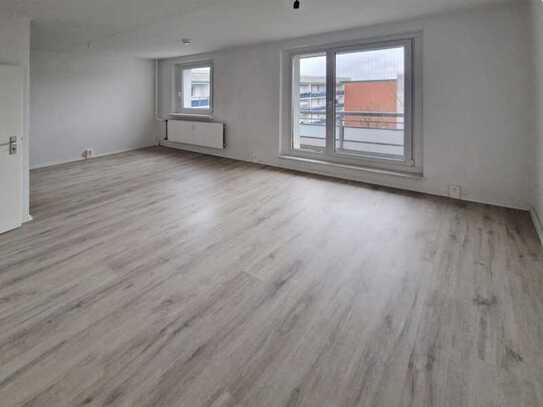 **HEREINSPAZIERT**2-Zimmer-Wohnung // Balkon // Bad mit Wanne // DG // ab sofort