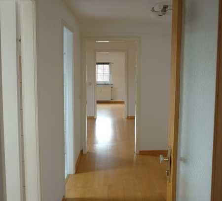 Schöne und gepflegte 3,5-Zimmer-Dachgeschosswohnung in Kelkheim/ Ts Ortsteil