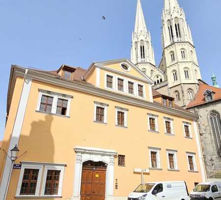 Überdachter Motorrad-Stellplatz in der Görlitzer Altstadt gegenüber der Peterskirche