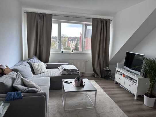 Geschmackvolle DG-Wohnung mit zwei Räumen und Einbauküche in Lüneburg