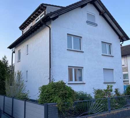 Helle und gut geschnittene 3-Zimmer Wohnung mit großem Balkon und Einbauküche in Bauschheim