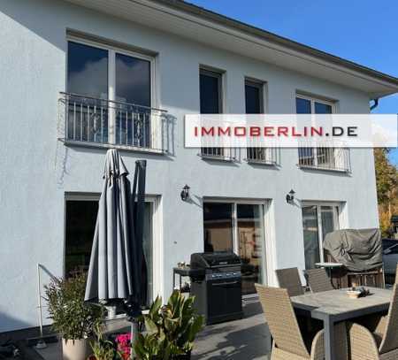 IMMOBERLIN.DE - Energieeffizientes Haus mit Villenflair, Sonnenterrasse & Garage