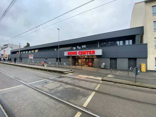 auffällige Ladenfläche im Vorkassenbereich des REWE Centers Weidenpesch